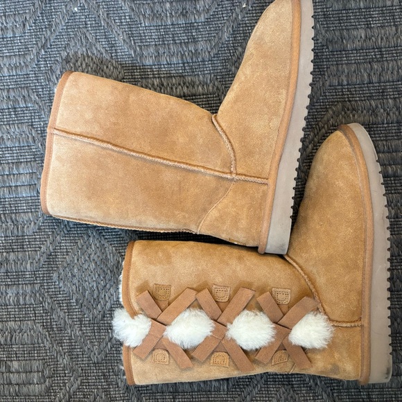 Ugg koolabura Tan Boots with Bow Accents - Picture 2 of 5